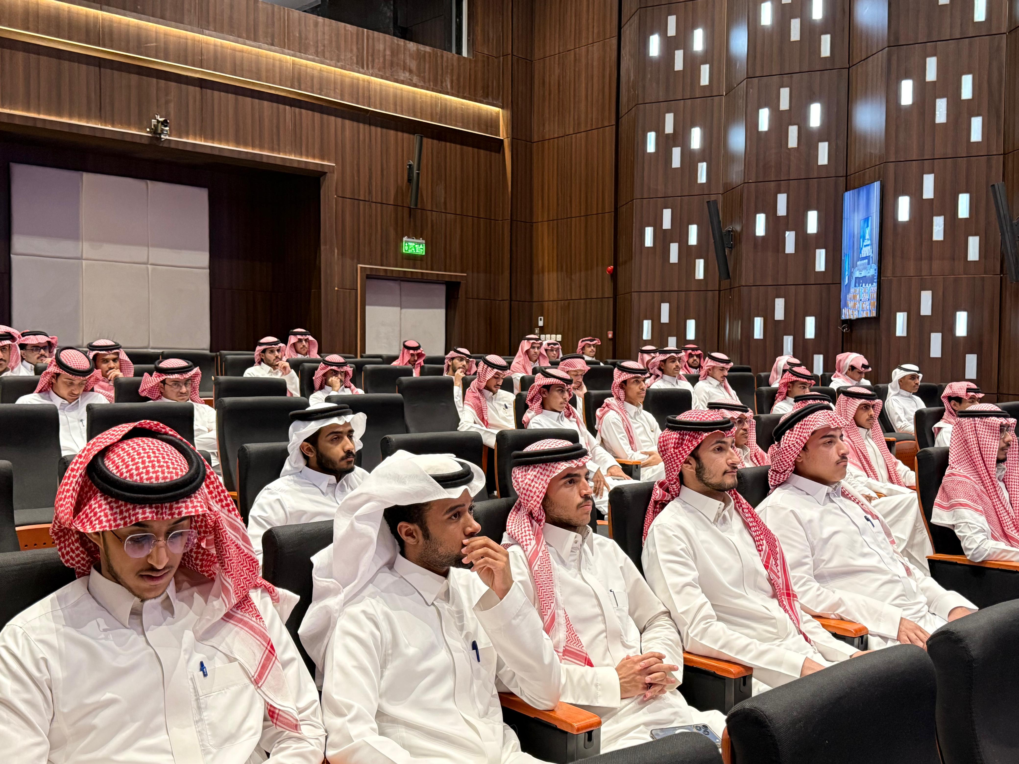ورشة لا تدع التعثر يوقفك تقدّم استراتيجيات فعّالة للنجاح الأكاديمي