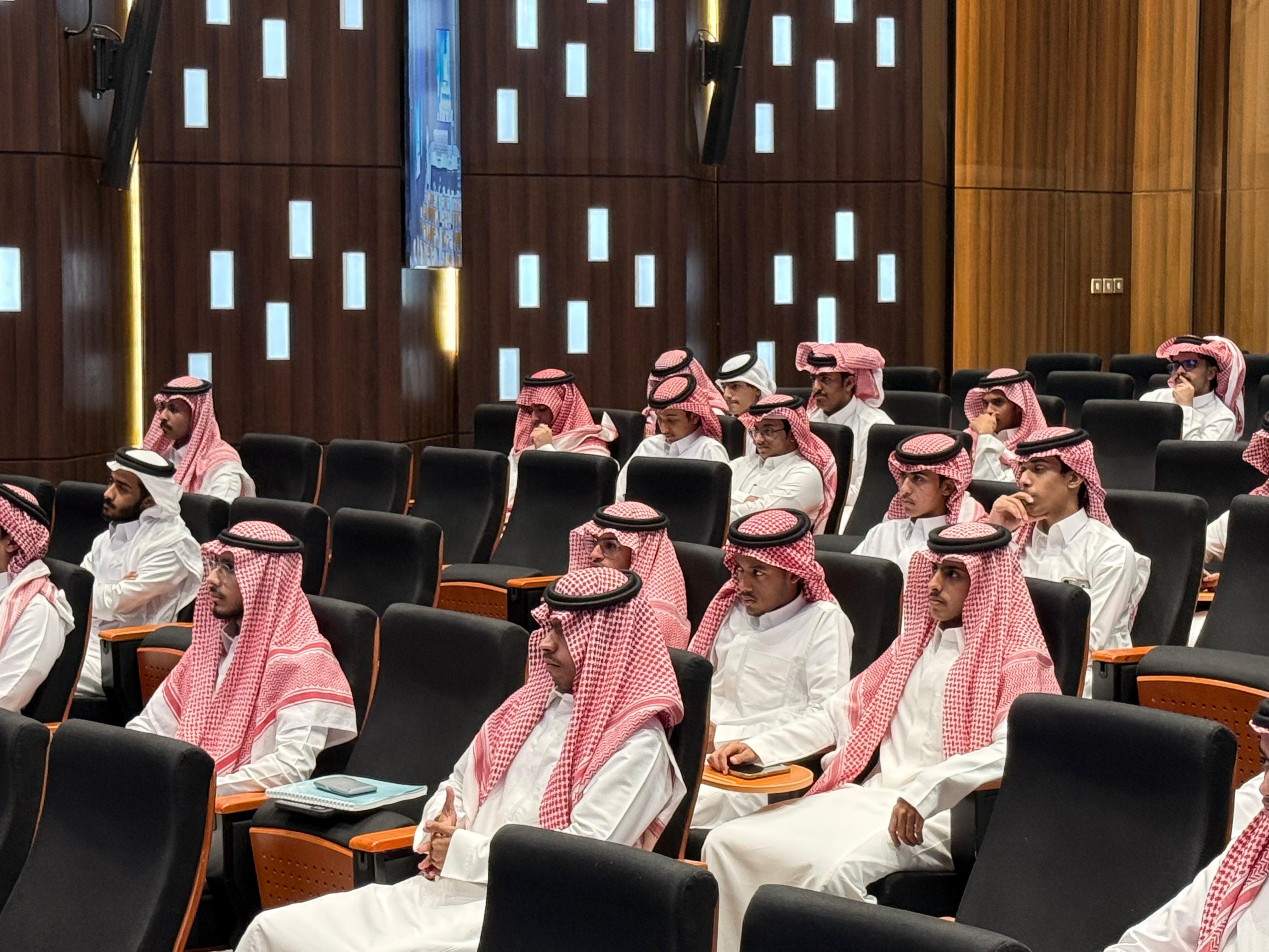ورشة لا تدع التعثر يوقفك تقدّم استراتيجيات فعّالة للنجاح الأكاديمي