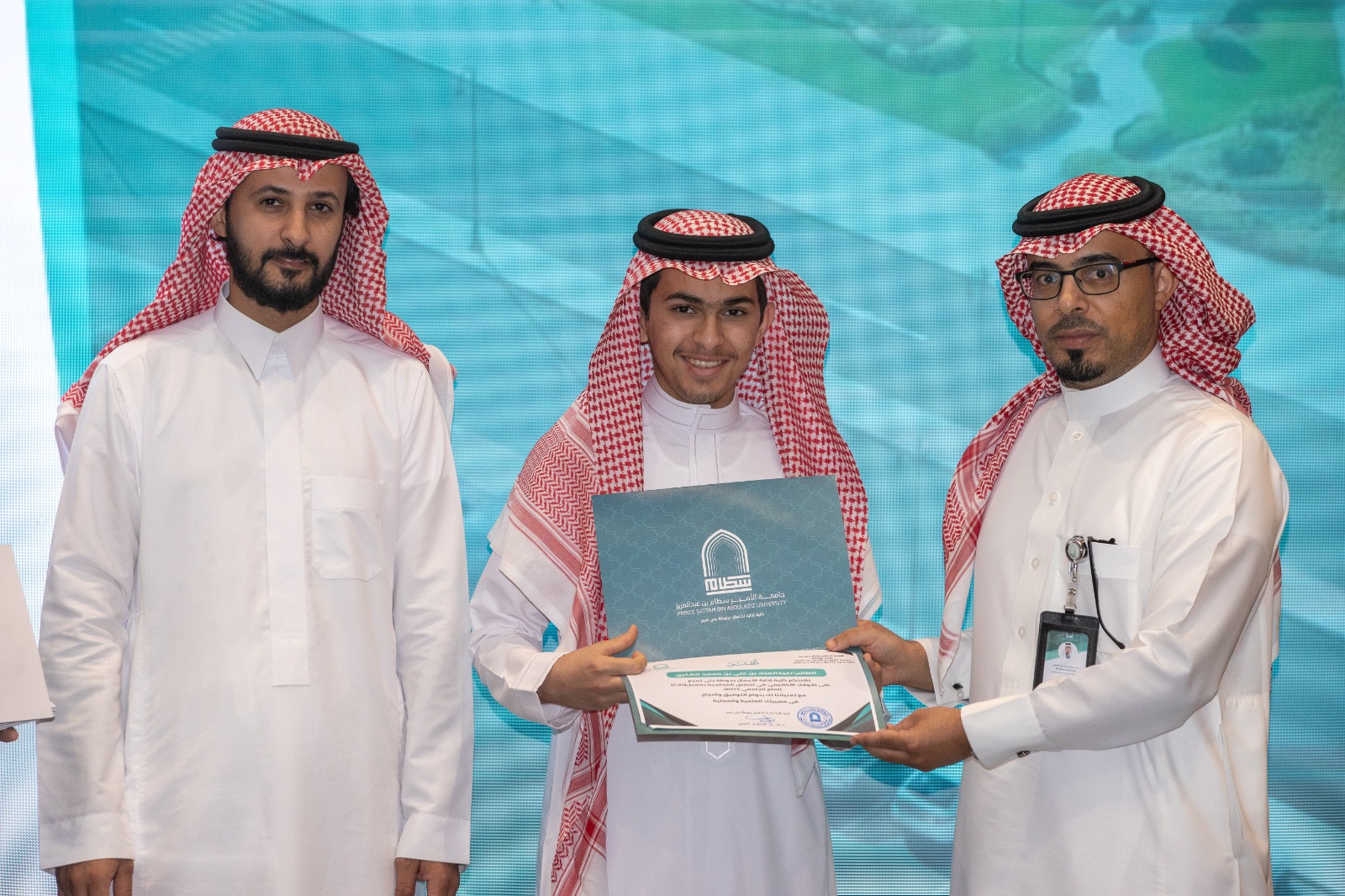  اللقاء الأكاديمي للتفوق الدراسي وتكريم الطلبة المتفوقين في الكلية