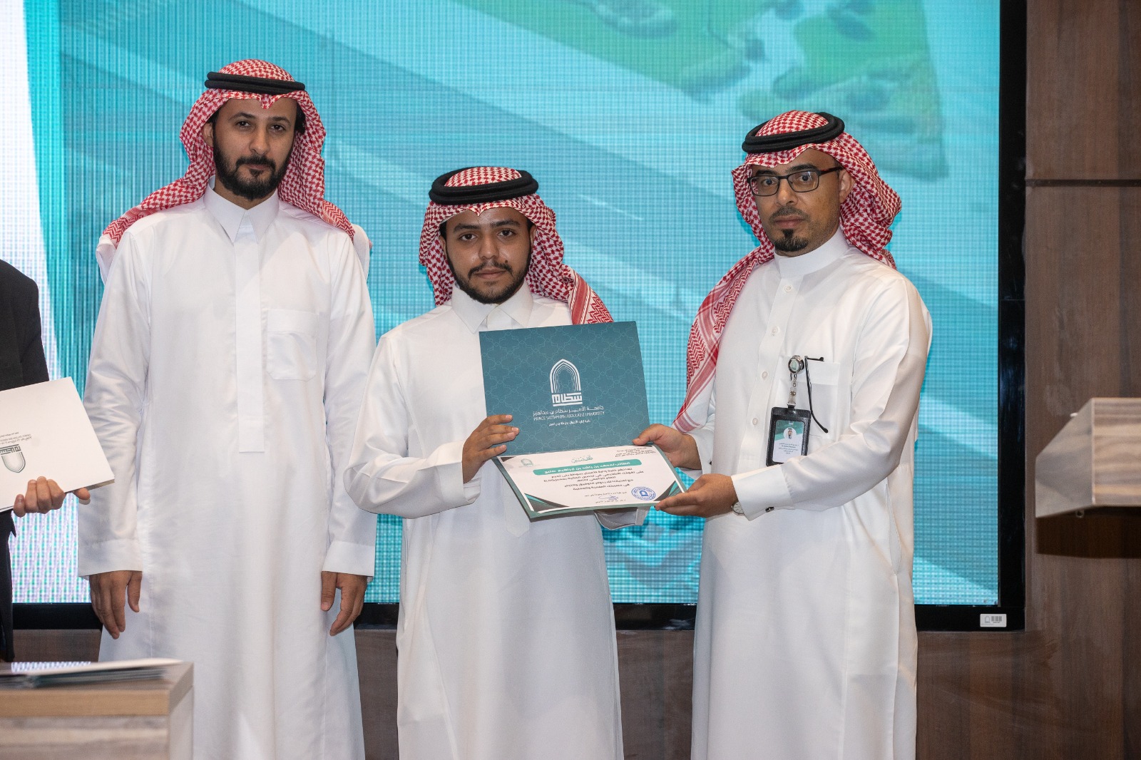  اللقاء الأكاديمي للتفوق الدراسي وتكريم الطلبة المتفوقين في الكلية