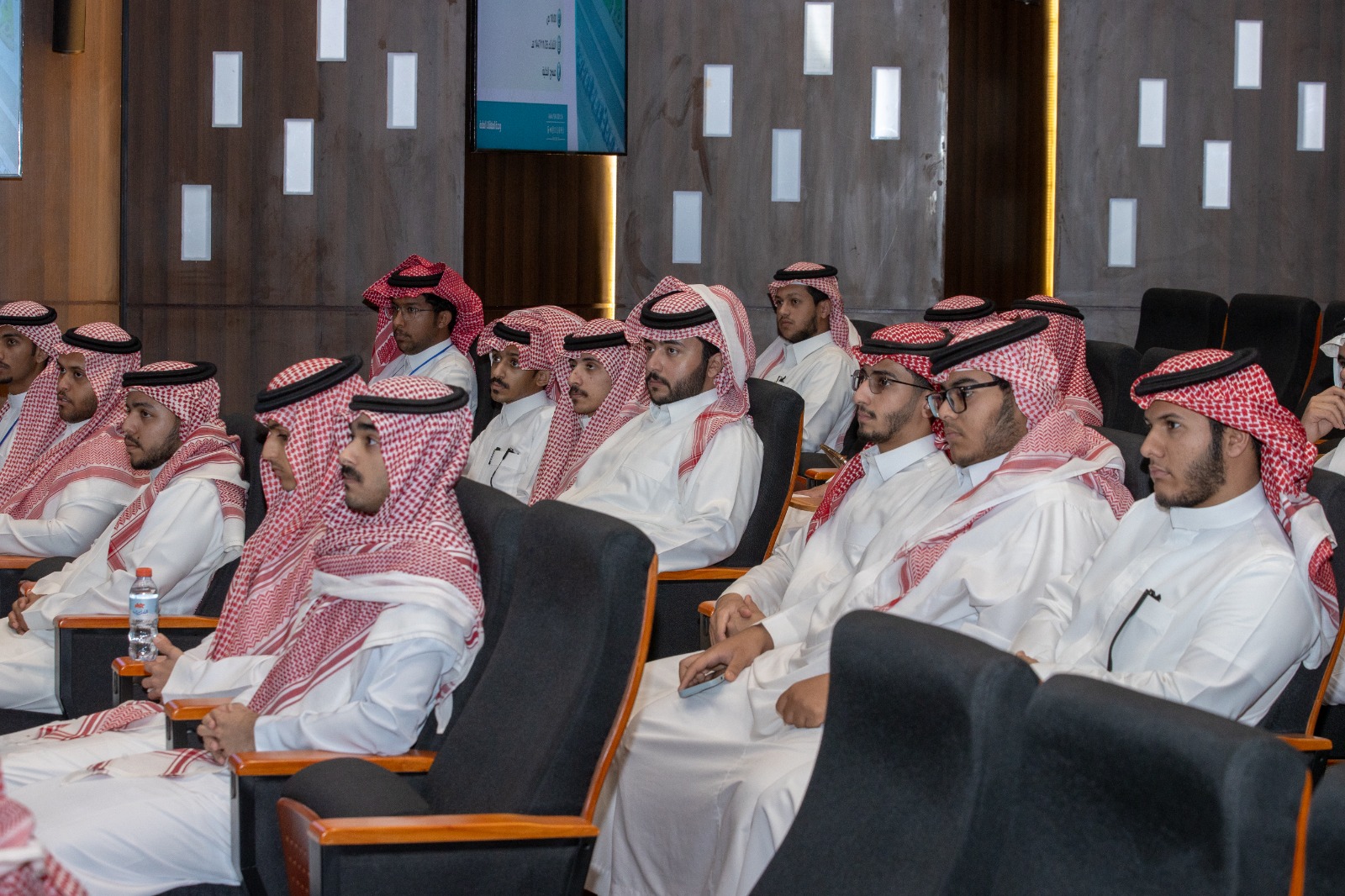  اللقاء الأكاديمي للتفوق الدراسي وتكريم الطلبة المتفوقين في الكلية