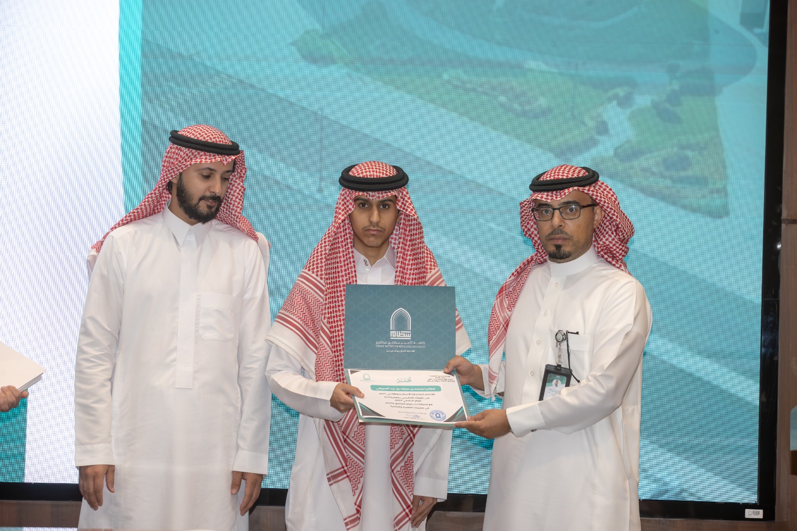  اللقاء الأكاديمي للتفوق الدراسي وتكريم الطلبة المتفوقين في الكلية