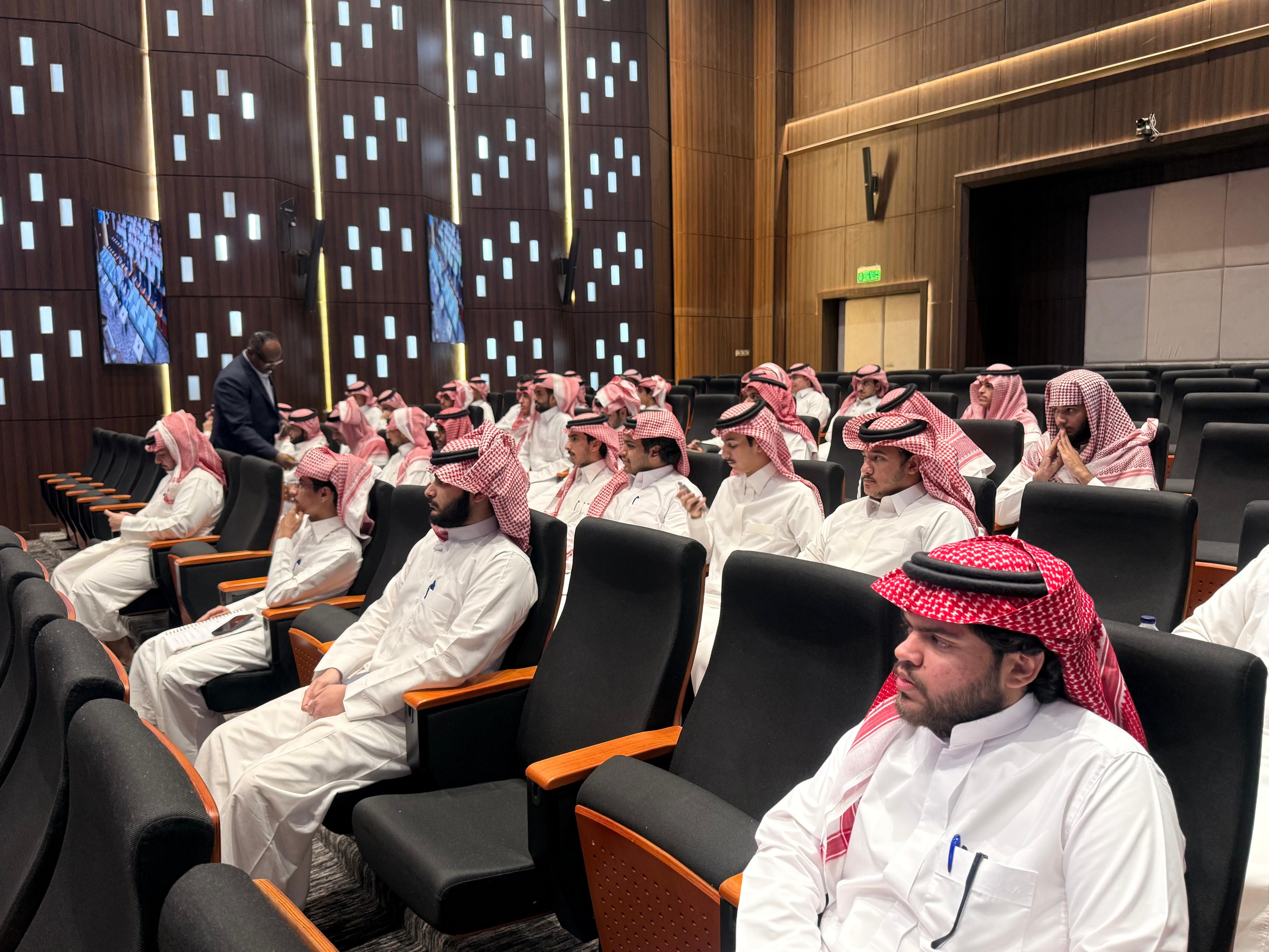 الكلية تنظم لقاءً تعريفياً لمساعدة الطلاب على اختيار تخصصاتهم الأكاديمية
