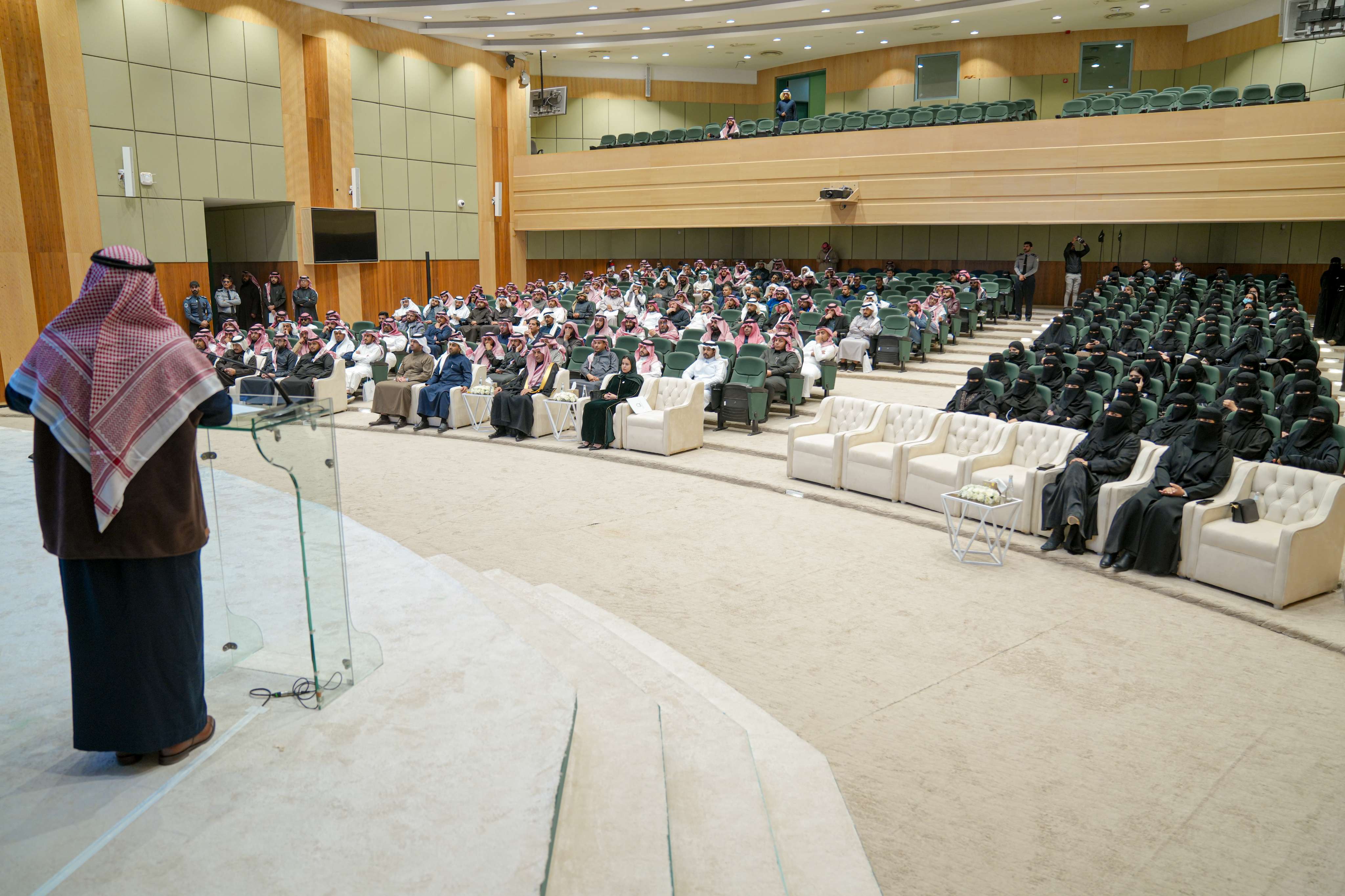 عقد اللقاء التعريفي لطلبة الدراسات العليا المستجدين 1446ه