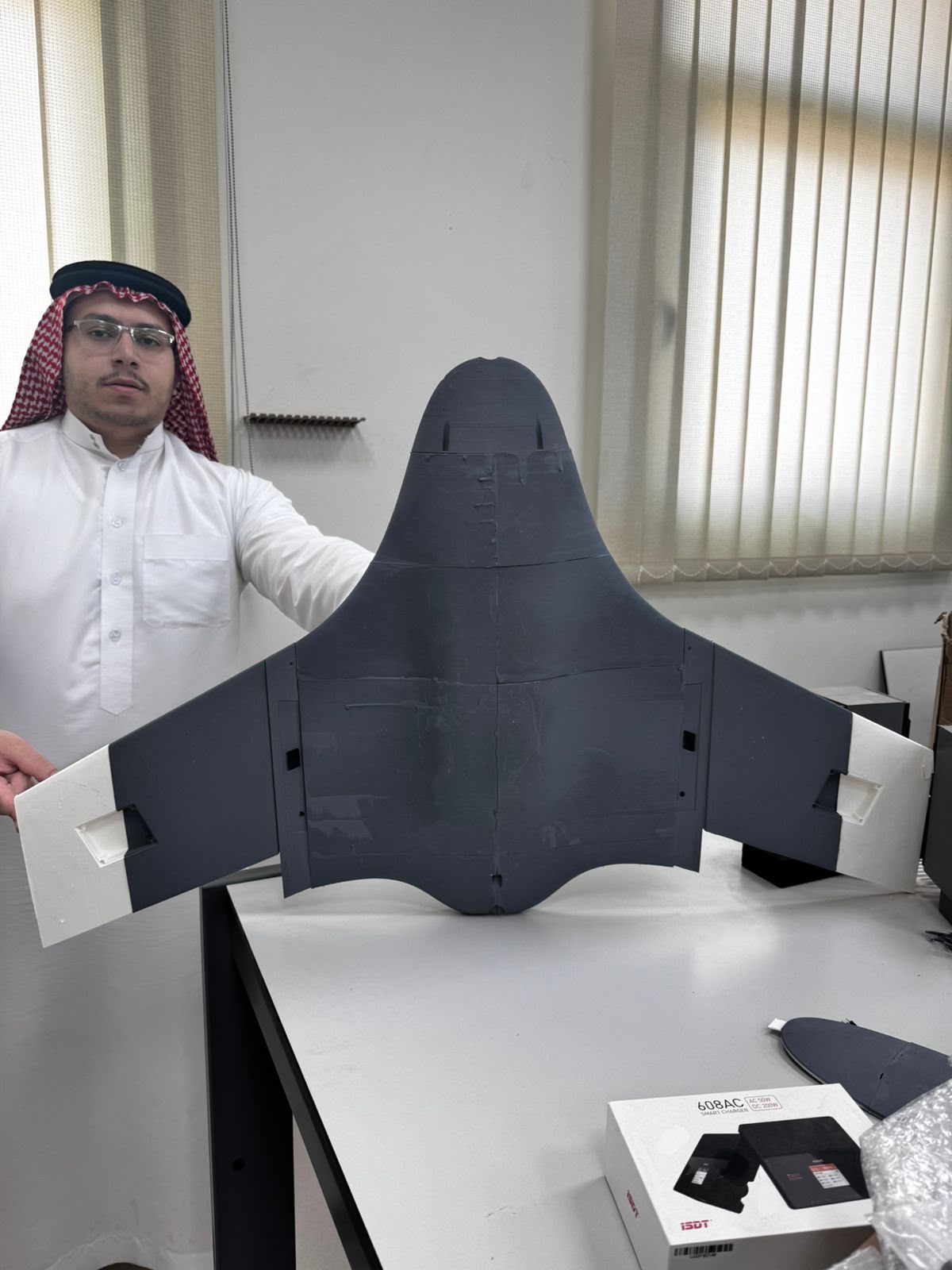 طالب مع ابتكار