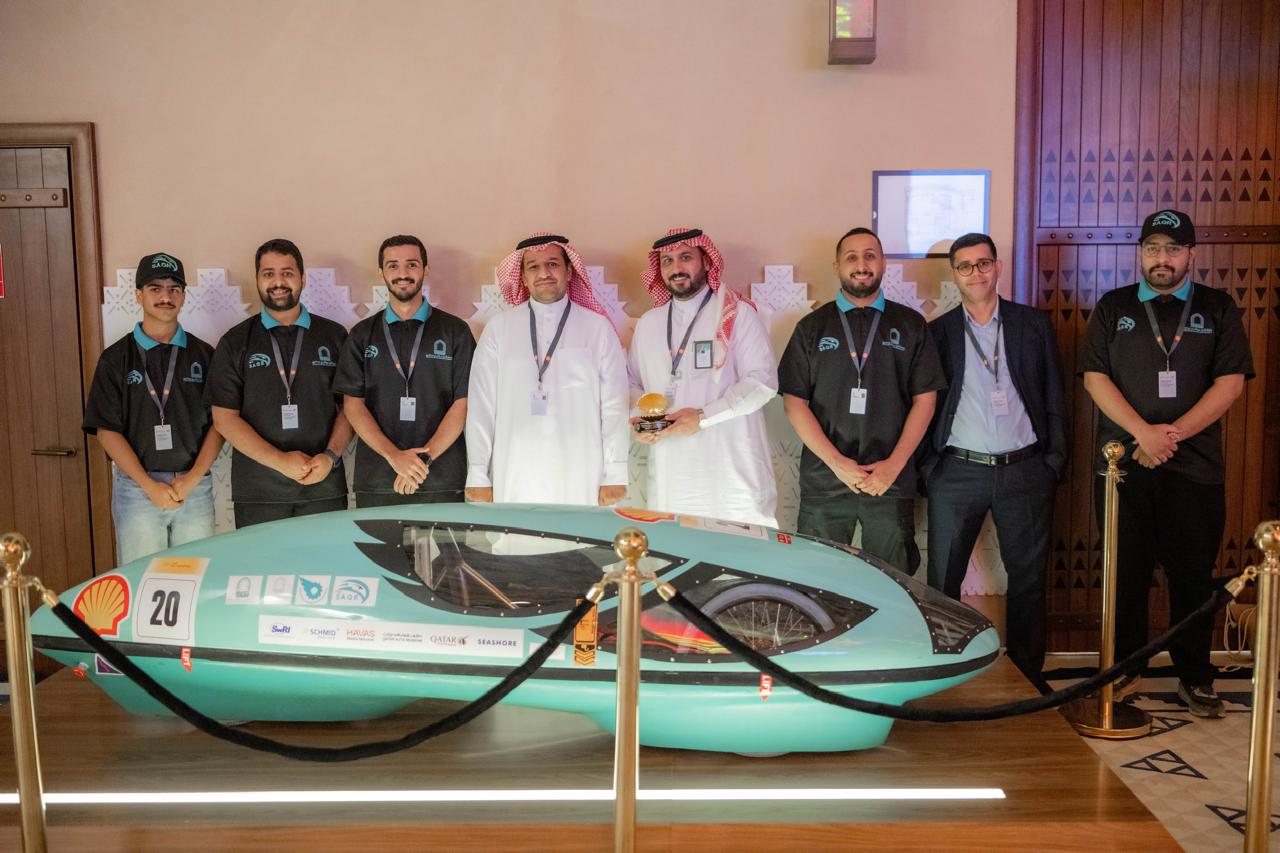  تكريم جامعة الأمير سطام بن عبدالعزيز، ممثلة في كلية الهندسة، خلال احتفال الذكرى العاشرة لمشاركة الفرق السعودية في برنامج Shell Eco-marathon،