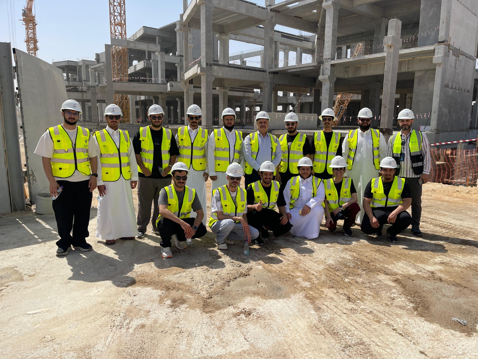 طلاب قسم الهندسة  المدنية بكلية الهندسة بالخرج يزورون مشروع الحديثي مول - تحت الإنشاء