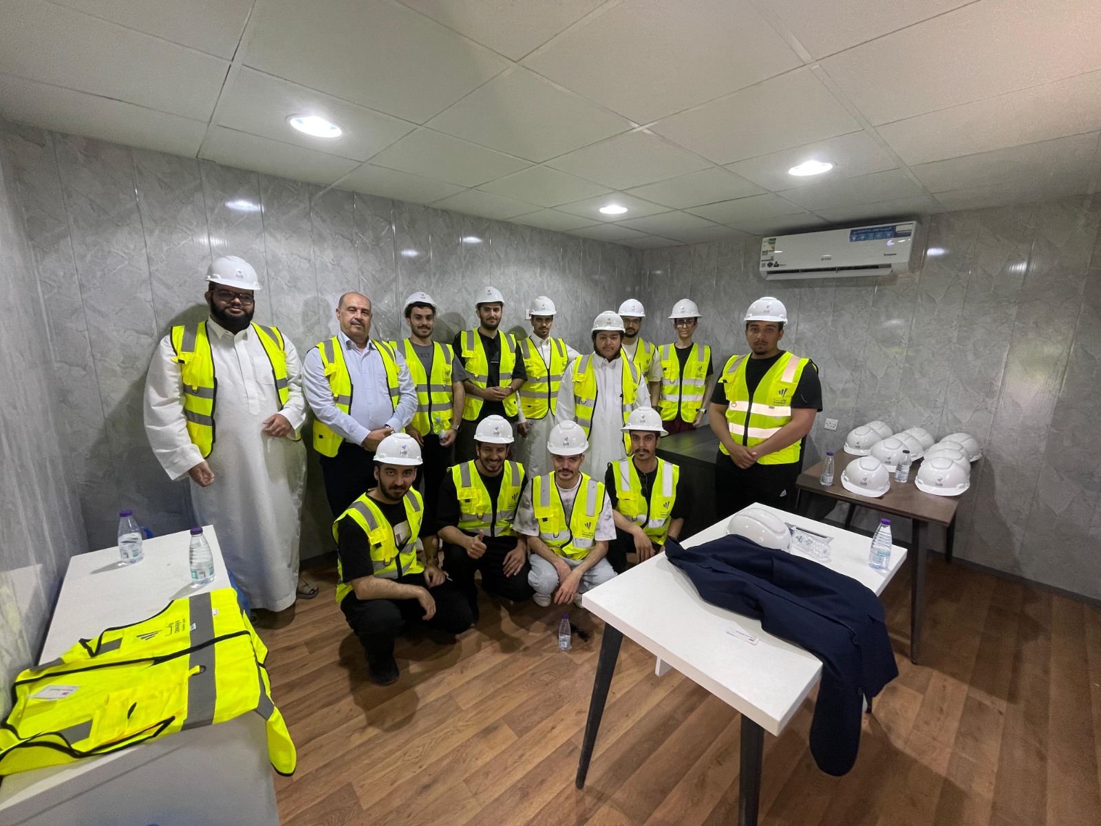 طلاب قسم الهندسة  المدنية بكلية الهندسة بالخرج يزورون مشروع الحديثي مول 