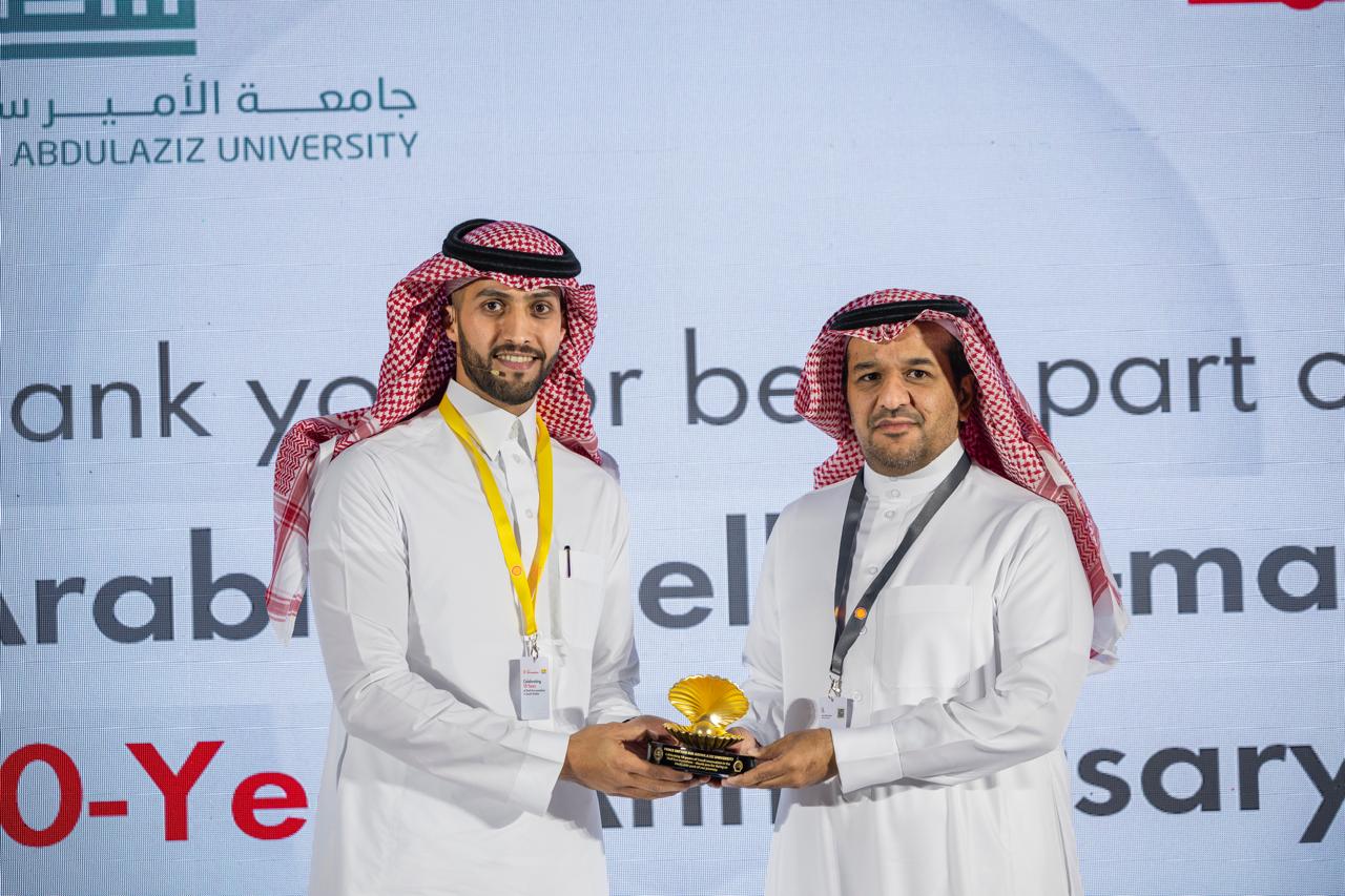  تكريم جامعة الأمير سطام بن عبدالعزيز، ممثلة في كلية الهندسة، خلال احتفال الذكرى العاشرة لمشاركة الفرق السعودية في برنامج Shell Eco-marathon،