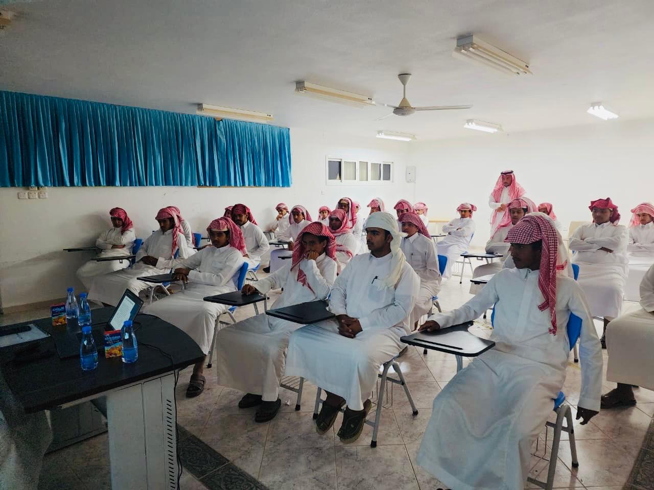 وكيل كلية الهندسة بوادي الدواسر للشؤون الأكاديمية يقدّم محاضرة تعريفية بالتخصصات الهندسية في ثانوية كمدة