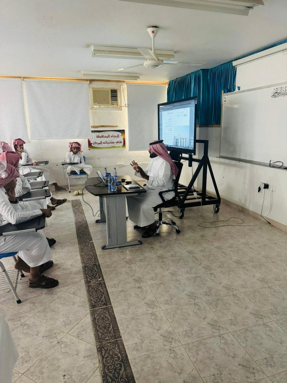 وكيل كلية الهندسة بوادي الدواسر للشؤون الأكاديمية يقدّم محاضرة تعريفية بالتخصصات الهندسية في ثانوية كمدة