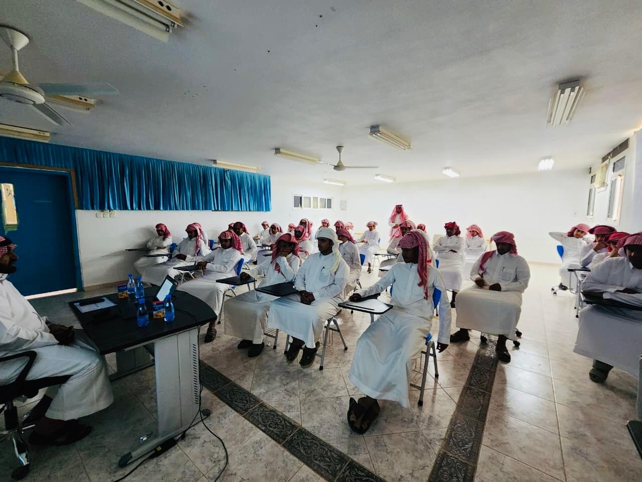 وكيل كلية الهندسة بوادي الدواسر للشؤون الأكاديمية يقدّم محاضرة تعريفية بالتخصصات الهندسية في ثانوية كمدة