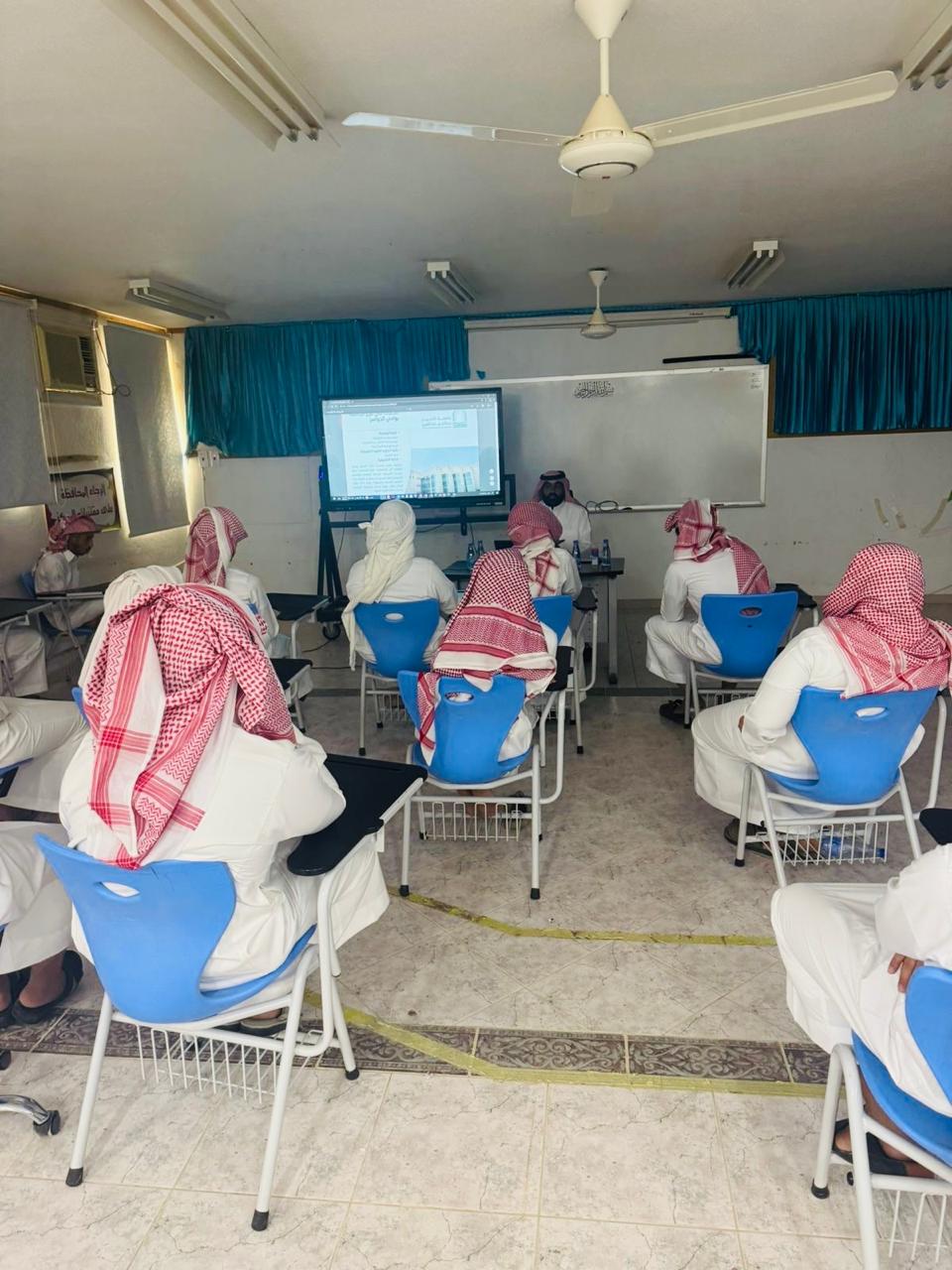 وكيل كلية الهندسة بوادي الدواسر للشؤون الأكاديمية يقدّم محاضرة تعريفية بالتخصصات الهندسية في ثانوية كمدة