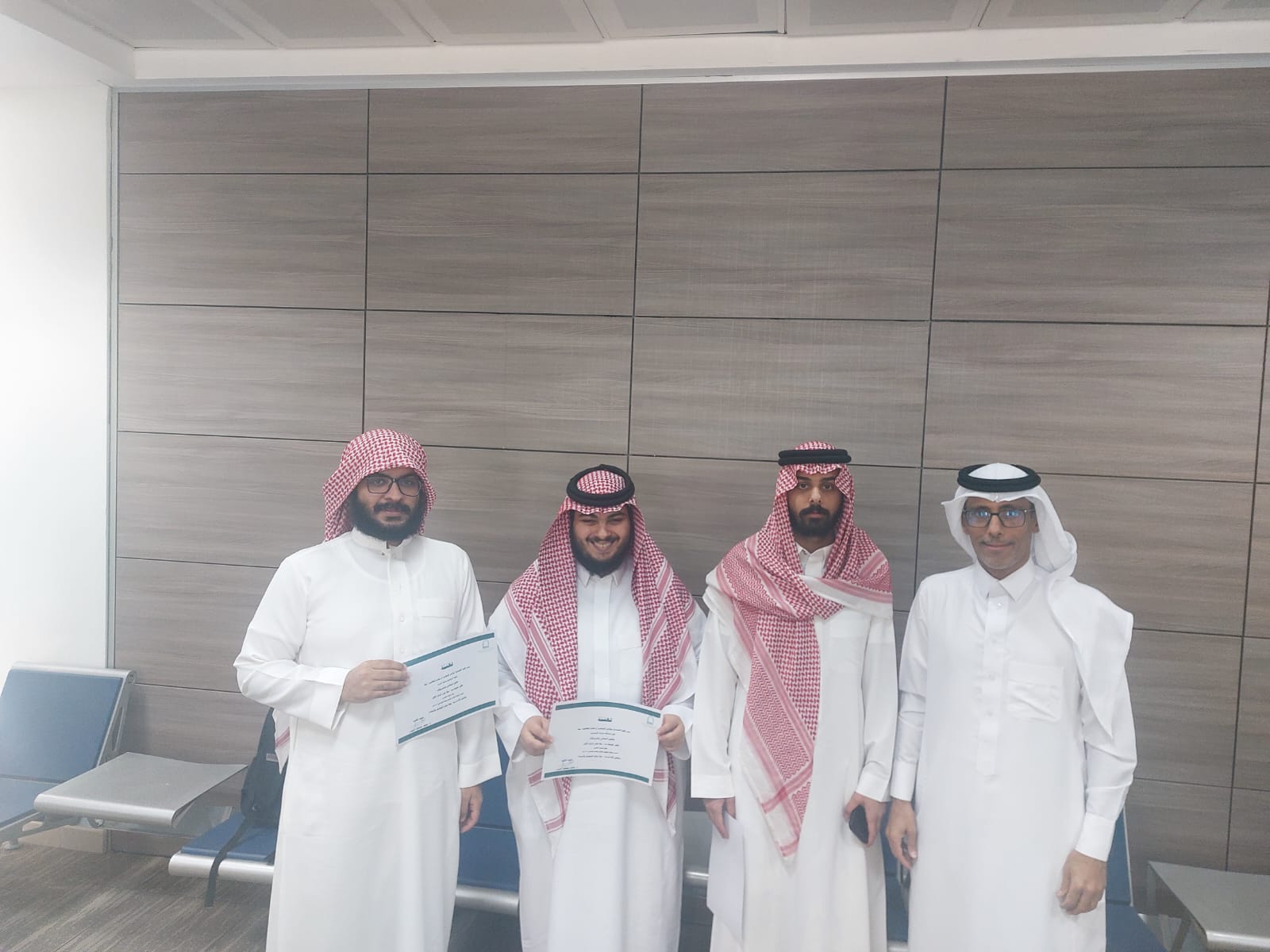 تكريم الطلاب و لجنة الحكم المشاركين فى الملتقى العلمى الطلابى للعام ١٤٤٧ هجرى