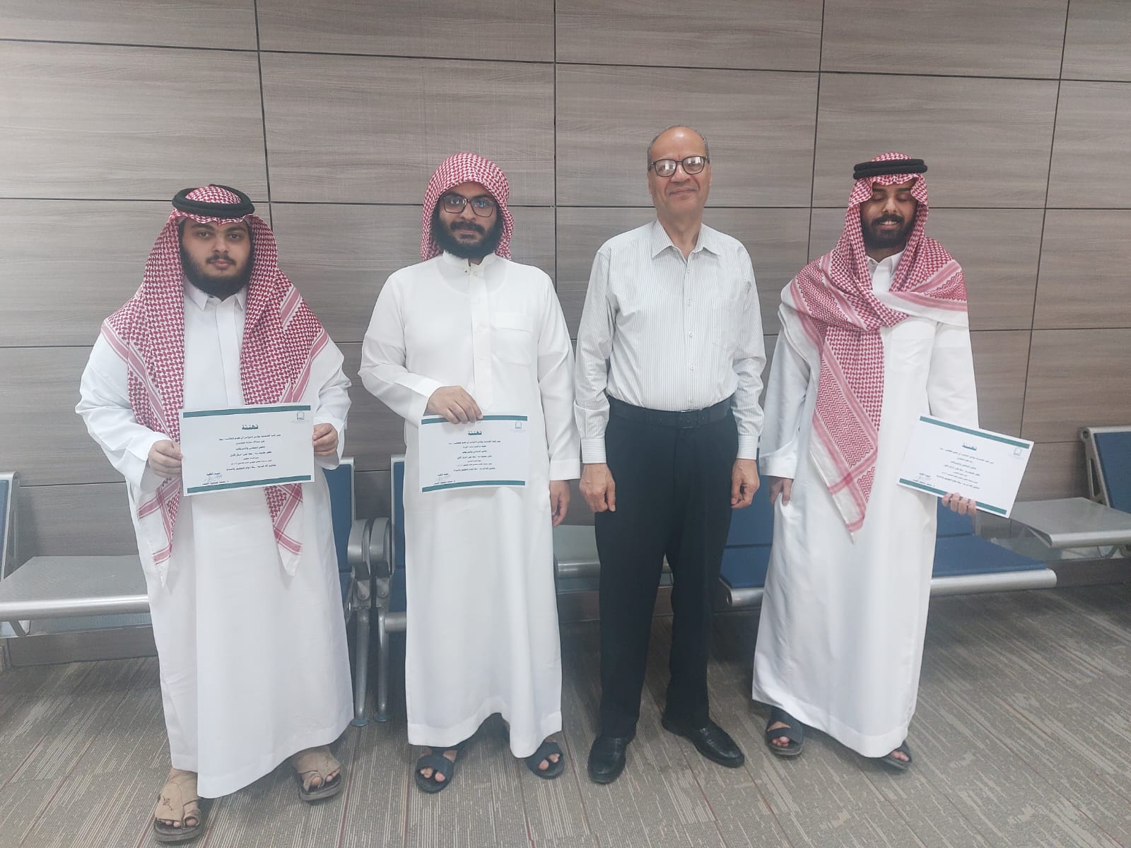 تكريم الطلاب و لجنة الحكم المشاركين فى الملتقى العلمى الطلابى للعام ١٤٤٧ هجرى