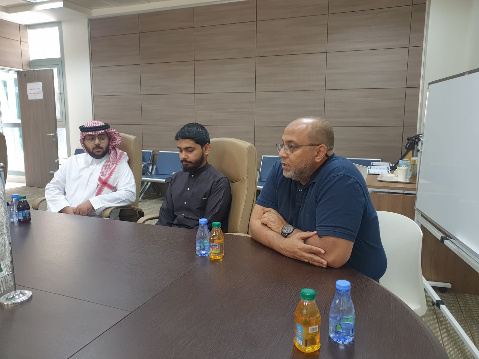 تكريم الطلاب و لجنة الحكم المشاركين فى الملتقى العلمى الطلابى للعام ١٤٤٧ هجرى