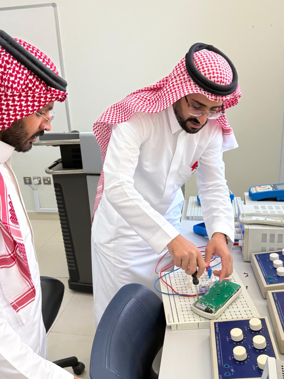 لجنة المسؤولية المجتمعية بكلية الهندسة بوادي الدواسر تسهم في صيانة أجهزة معامل الكلية 