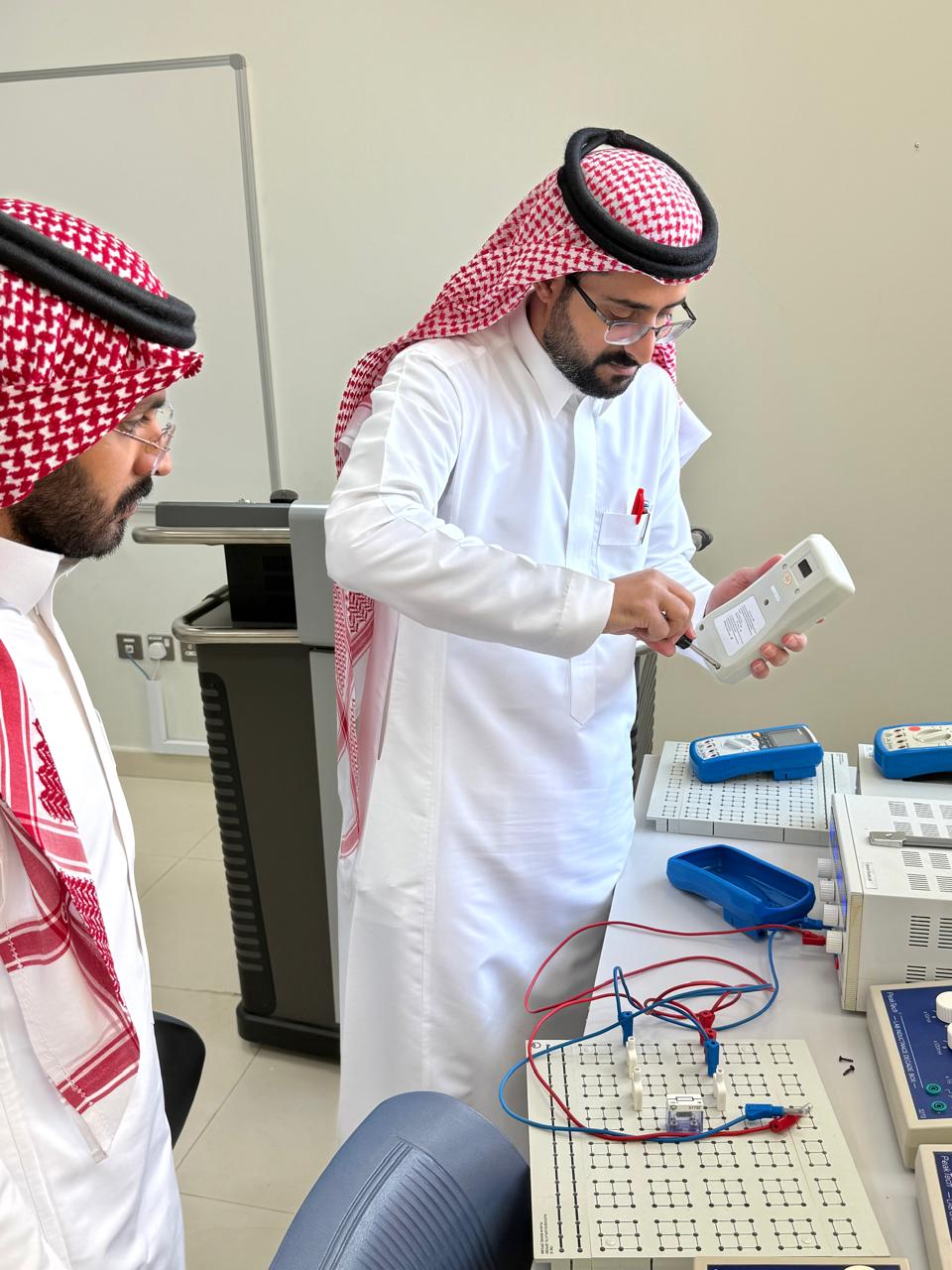 لجنة المسؤولية المجتمعية بكلية الهندسة بوادي الدواسر تسهم في صيانة أجهزة معامل الكلية 