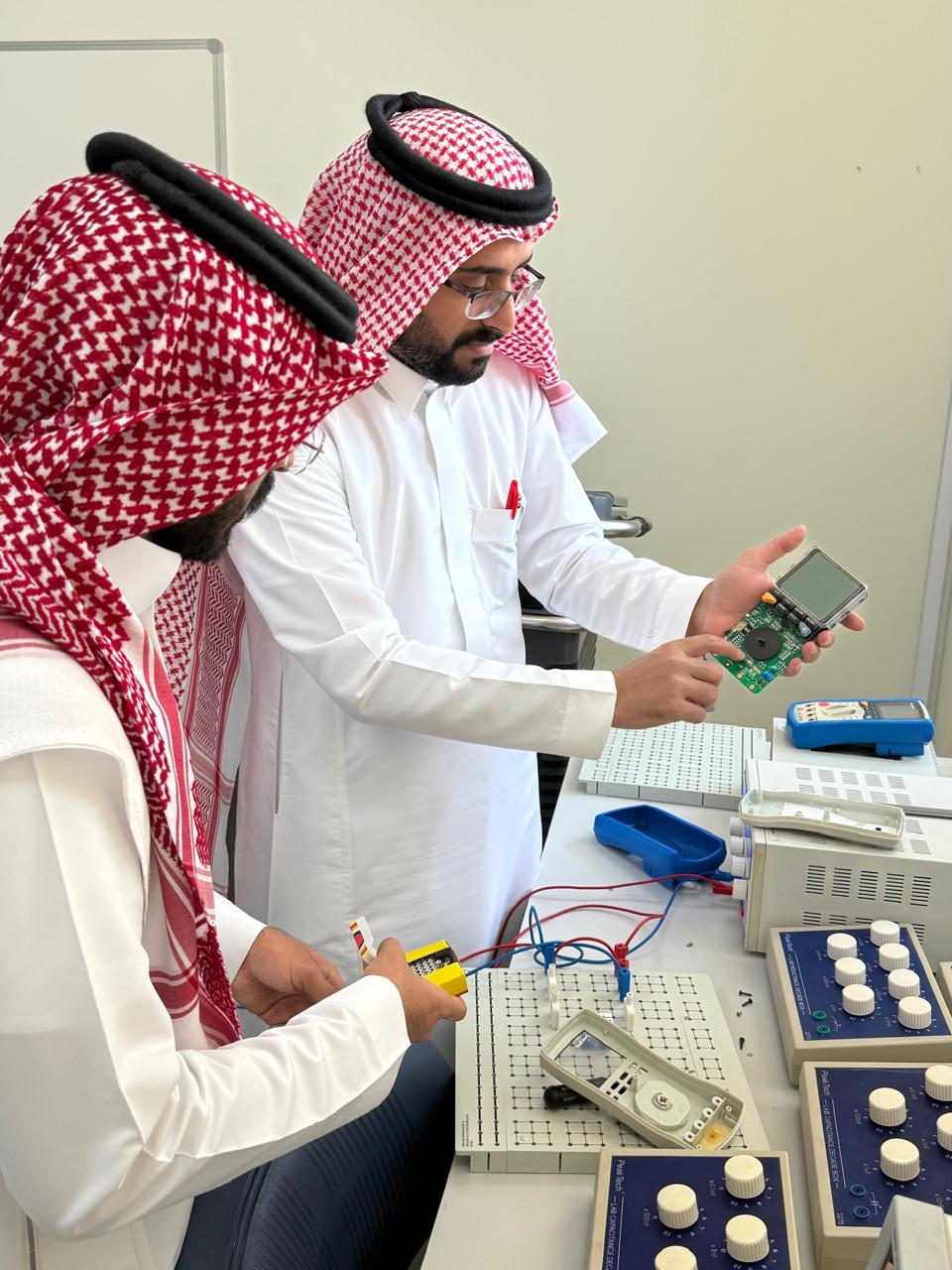 لجنة المسؤولية المجتمعية بكلية الهندسة بوادي الدواسر تسهم في صيانة أجهزة معامل الكلية