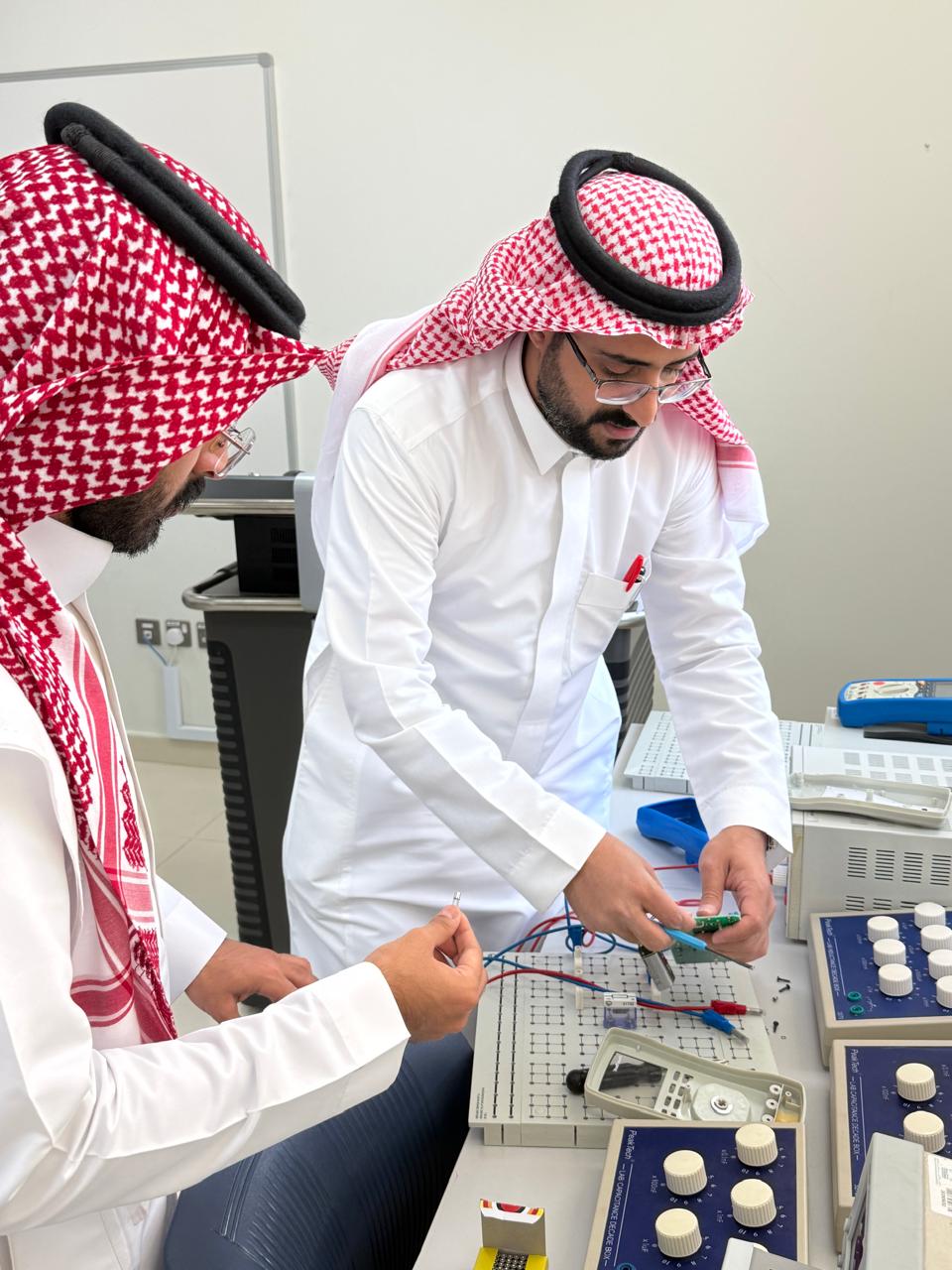 لجنة المسؤولية المجتمعية بكلية الهندسة بوادي الدواسر تسهم في صيانة أجهزة معامل الكلية 