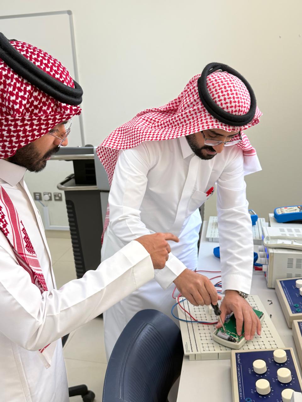 لجنة المسؤولية المجتمعية بكلية الهندسة بوادي الدواسر تسهم في صيانة أجهزة معامل الكلية 