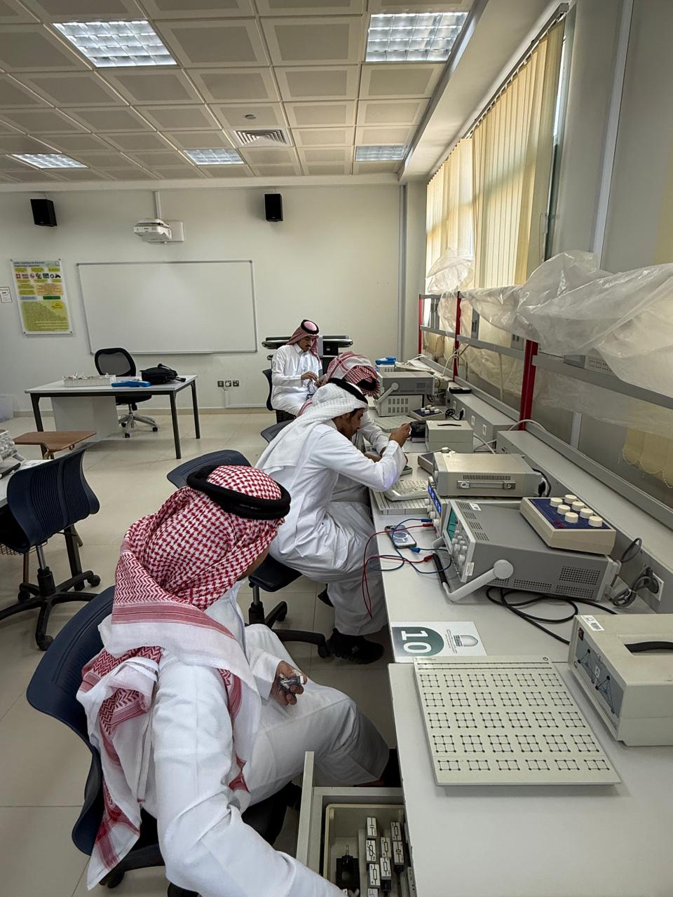 لجنة المسؤولية المجتمعية بكلية الهندسة بوادي الدواسر تسهم في صيانة أجهزة معامل الكلية 