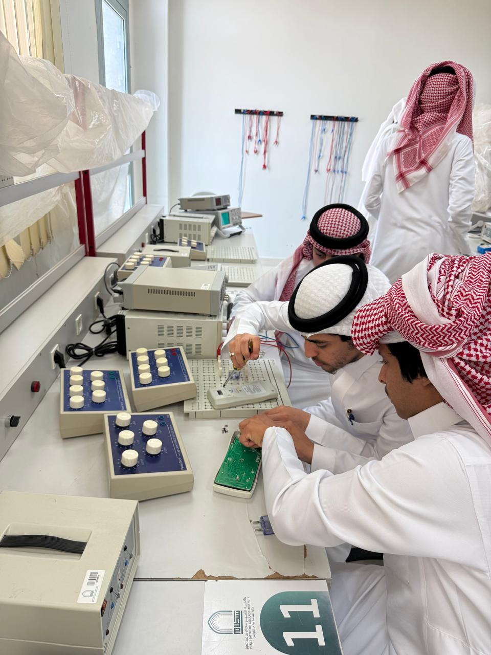 لجنة المسؤولية المجتمعية بكلية الهندسة بوادي الدواسر تسهم في صيانة أجهزة معامل الكلية 