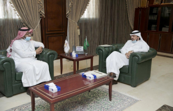 معالي مدير الجامعة يستلم التقرير السنوي لكلية طب الأسنان
