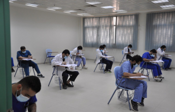الطلبة يؤدون اختباراتهم النهائية بانتظام وسط إجراءات احترازية
