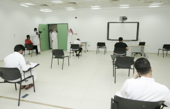 معالي رئيس الجامعة يتفقد سير الاختبارات النهائية الحضورية لكلية الهندسة بالخرج