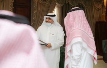 رئيس الجامعة يتسلم شهادة الاعتماد الأكاديمي لكلية الصيدلة