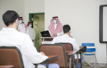 رئيس الجامعة يرافقه وكيل الشؤون التعليمية والأكاديمية في زيارة لعدد من الكليات