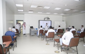 رئيس الجامعة يرافقه وكيل الشؤون التعليمية والأكاديمية في زيارة لعدد من الكليات