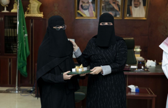 رئيس الجامعة يكرم الطالبات الفائزات في مسابقة سفراء الوسطية