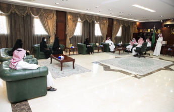 رئيس الجامعة يكرم الطالبات الفائزات في مسابقة سفراء الوسطية
