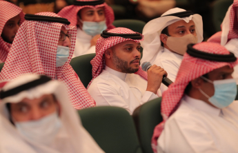 رئيس الجامعة يلتقي بأعضاء هيئة التدريس في مسرح المدينة الجامعية