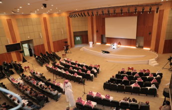 رئيس الجامعة يلتقي بأعضاء هيئة التدريس في مسرح المدينة الجامعية