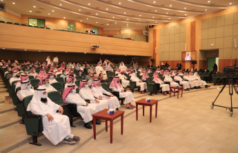 رئيس الجامعة يلتقي بأعضاء هيئة التدريس في مسرح المدينة الجامعية