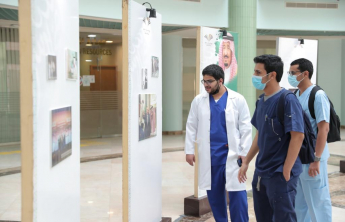 رئيس الجامعة يدشن معرض "الملك سلمان : رمز الريادة والقيادة"
