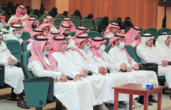 رئيس الجامعة يلتقي مع منسوبي الجامعة من الإداريين والإداريات