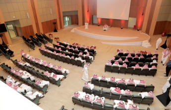 رئيس الجامعة يلتقي مع منسوبي الجامعة من الإداريين والإداريات