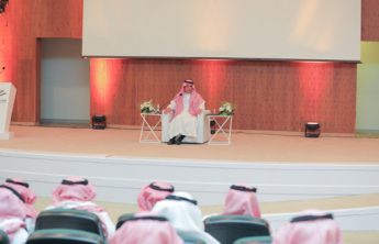 رئيس الجامعة يلتقي مع منسوبي الجامعة من الإداريين والإداريات