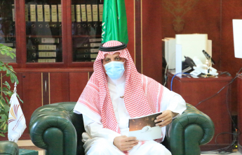 رئيس الجامعة يتسلم التقرير السنوي لكلية العلوم الطبية التطبيقية