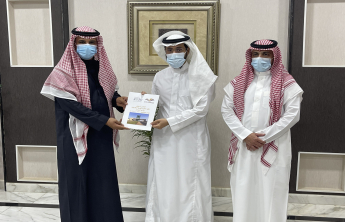 رئيس الجامعة يستلم التقرير السنوي لكلية العلوم الطبية بوادي الدواسر