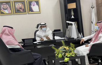 رئيس الجامعة يستلم التقرير السنوي لكلية العلوم الطبية بوادي الدواسر