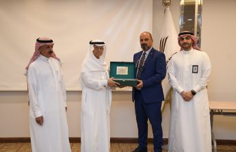 وكيل الجامعة للدراسات العليا والبحث العلمي، يكرم رئيس وأعضاء المجلس العلمي المنتهية فترات تكليفهم