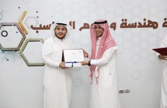 رئيس الجامعة يزور معرض التقنيات الرقمية الناشئة